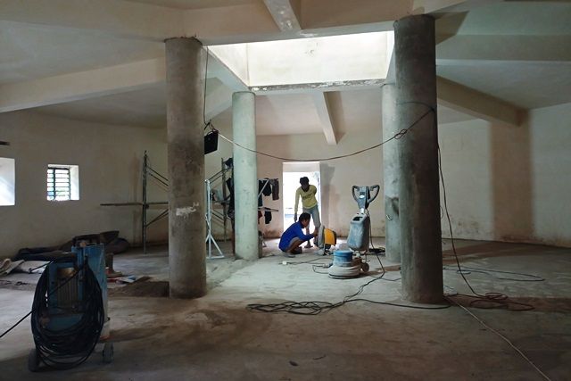 DIPUGAR: Pekerja menyelesaikan revitalisasi bangunan bunker di kawasan Tegalsari, Surabaya. DIPUGAR: Pekerja menyelesaikan revitalisasi bangunan bunker di kawasan Tegalsari, Surabaya.