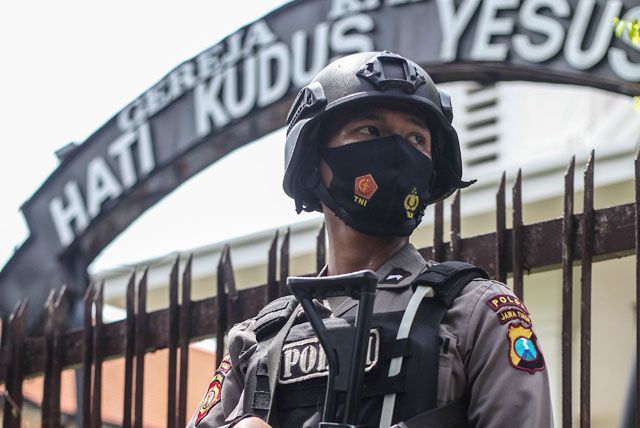 BERJAGA: Personel kepolisian dengan bersenjata lengkap bersiaga didepan gereja Hati Kudus Yesus, Jalan Polisi Istimewa, Surabaya, Jumat (2/4). BERJAGA: Personel kepolisian dengan bersenjata lengkap bersiaga didepan gereja Hati Kudus Yesus, Jalan Polisi Istimewa, Surabaya, Jumat (2/4).