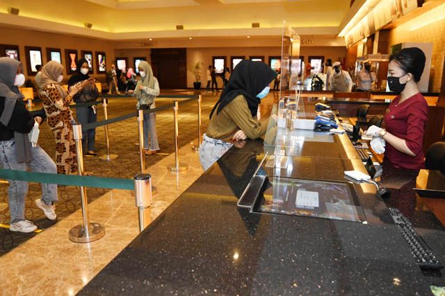 OPERASIONAL: Sejumlah penonton bersiap menonton bioskop yang mulai buka kembali di Grand City Mall, Surabaya, Jumat (2/4). OPERASIONAL: Sejumlah penonton bersiap menonton bioskop yang mulai buka kembali di Grand City Mall, Surabaya, Jumat (2/4).