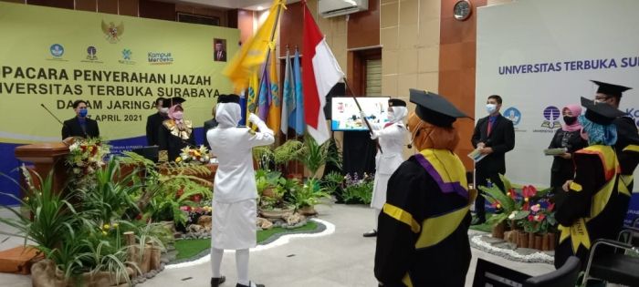 SIMBOLIS: Upacara Penyerahan Ijazah (UPI) diselenggarakan dengan khidmat meskipun di tengah pandemi Covid-19. SIMBOLIS: Upacara Penyerahan Ijazah (UPI) diselenggarakan dengan khidmat meskipun di tengah pandemi Covid-19.