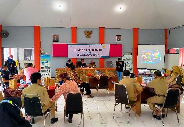 ANTUSIAS: Peserta menyimak paparan dari narasumber dalam acara Sharing Kelistrikan Bareng PLN UP3 Surabaya Utara, Selasa (6/4). ANTUSIAS: Peserta menyimak paparan dari narasumber dalam acara Sharing Kelistrikan Bareng PLN UP3 Surabaya Utara, Selasa (6/4).