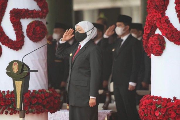 HARDIKNAS: Gubernur Khofifah dan Wagub Emil Dardak dalam upacara peringatan Hari Pendidikan Nasional di Gedung Negara Grahadi, Surabaya, Minggu (2/5). HARDIKNAS: Gubernur Khofifah dan Wagub Emil Dardak dalam upacara peringatan Hari Pendidikan Nasional di Gedung Negara Grahadi, Surabaya, Minggu (2/5).