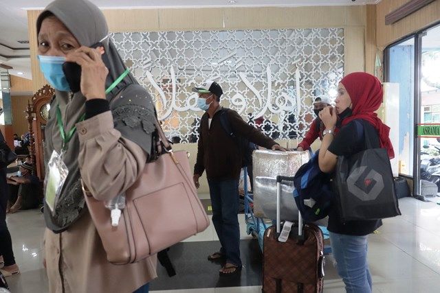 SIAP PULANG: Sejumlah pekerja migran Indonesia (PMI) bersiap check-out dari Asrama Haji Sukolilo. SIAP PULANG: Sejumlah pekerja migran Indonesia (PMI) bersiap check-out dari Asrama Haji Sukolilo.
