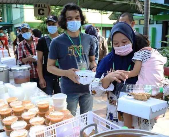 HIDANGAN ISTIMEWA: Para PMI antre mengambil jatah ketupat dan opor ayam dari Gubernur Khofifah. HIDANGAN ISTIMEWA: Para PMI antre mengambil jatah ketupat dan opor ayam dari Gubernur Khofifah.