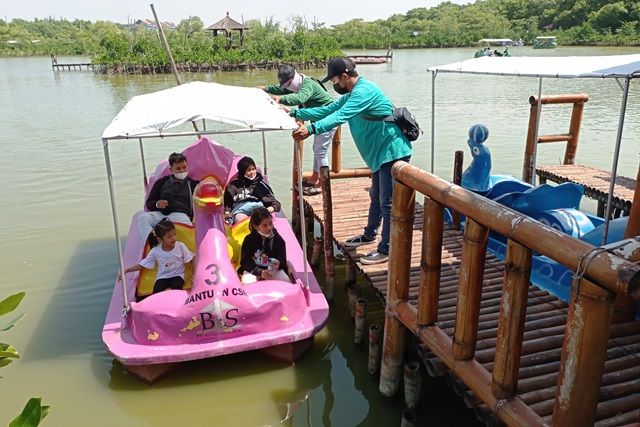Warga menikmati suasana kawasan ekowisata Mangrove di Gunung Anyar Surabaya. Warga menikmati suasana kawasan ekowisata Mangrove di Gunung Anyar Surabaya.