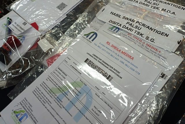 DOKUMEN: Barang bukti uang Rp 1, 2 juta, empat lembar hasil rapid tes swab antigen, blanko kosong rapid tes swab antigen, kop surat RS Sheila Medika, satu bendel surat rapid tes antigen. DOKUMEN: Barang bukti uang Rp 1, 2 juta, empat lembar hasil rapid tes swab antigen, blanko kosong rapid tes swab antigen, kop surat RS Sheila Medika, satu bendel surat rapid tes antigen.