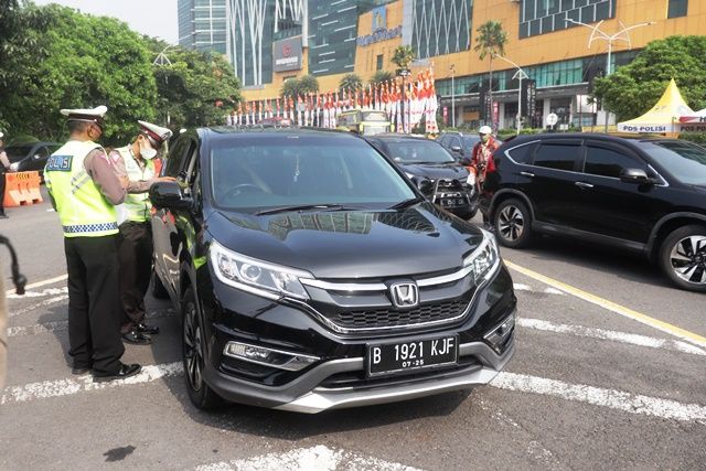 Petugas gabungan memeriksa kendaraan yang melintas di check point larangan mudik di bundaran Cito, Menanggal, Surabaya. Petugas gabungan memeriksa kendaraan yang melintas di check point larangan mudik di bundaran Cito, Menanggal, Surabaya.