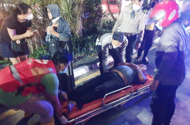 DIEVAKUASI: Slamet Djunaidi, pengemudi mobil diangkut ke rumah sakit untuk mendapatkan perawatan. DIEVAKUASI: Slamet Djunaidi, pengemudi mobil diangkut ke rumah sakit untuk mendapatkan perawatan.