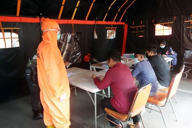 DIRUJUK: Sebanyak lima orang yang terpapar Covid-19 usai mengikuti tes usap PCR di kawasan Jembatan Suramadu tiba di RS Lapangan Indrapura Surabaya untuk selanjutnya menjalani isolasi. DIRUJUK: Sebanyak lima orang yang terpapar Covid-19 usai mengikuti tes usap PCR di kawasan Jembatan Suramadu tiba di RS Lapangan Indrapura Surabaya untuk selanjutnya menjalani isolasi.