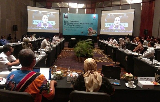 OPTIMALKAN SRG. Jerry Sambuaga saat Rakor Percepatan Sistem Resi Gudang (SRG) di Jatim secara Online. Dia mengajak semua stake holder agar mengoptimalkan.pemanfaatan SRG untuk tingkatkan kesejahteraan OPTIMALKAN SRG. Jerry Sambuaga saat Rakor Percepatan Sistem Resi Gudang (SRG) di Jatim secara Online. Dia mengajak semua stake holder agar mengoptimalkan.pemanfaatan SRG untuk tingkatkan kesejahteraan