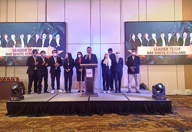 APRESIASI: Irawan (lima dari kanan) bersama para marketing yang mendapatkan award saat acara Annual Award Ray White CitraLand. APRESIASI: Irawan (lima dari kanan) bersama para marketing yang mendapatkan award saat acara Annual Award Ray White CitraLand.