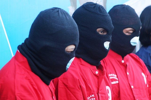 BAGI PERAN: Tiga tersangka yang diamankan; Djerman, Subagiyo, dan Samsul Hadi. BAGI PERAN: Tiga tersangka yang diamankan; Djerman, Subagiyo, dan Samsul Hadi.