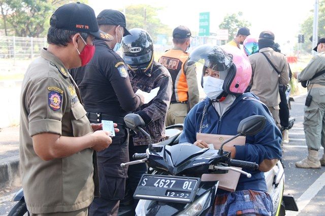 PERIKSA KTP: Petugas memeriksa identitas pengendara yang melintasi jembatan Surmadu di kawasan Tambak Wedi, Surabaya, Kamis (10/6). PERIKSA KTP: Petugas memeriksa identitas pengendara yang melintasi jembatan Surmadu di kawasan Tambak Wedi, Surabaya, Kamis (10/6).