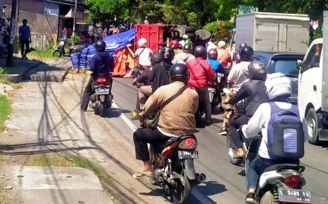 BIKIN MACET: Truk bernopol L 8905 AH terguling dan membuat kemacetan di Jalan Simojawar. BIKIN MACET: Truk bernopol L 8905 AH terguling dan membuat kemacetan di Jalan Simojawar.
