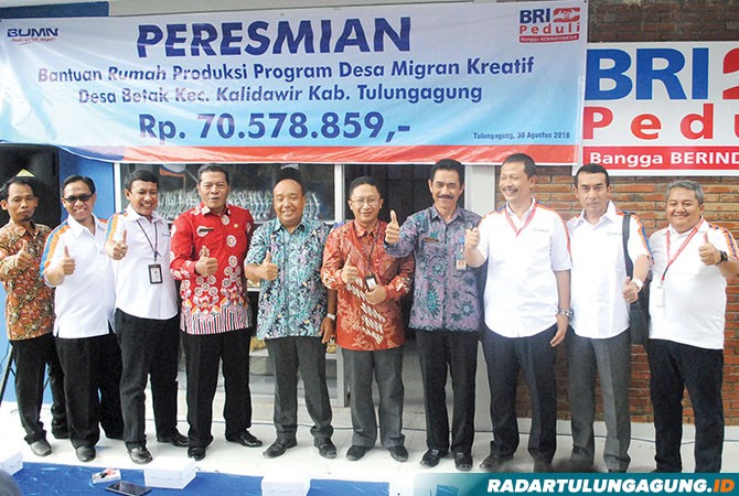 JEMPOL: Tito Witarnawan, Yumar, Hari Prastijo, Catur Subagiyo, dan karyawan BRI, foto bersama usai peresmian Rumah Desmigratif JEMPOL: Tito Witarnawan, Yumar, Hari Prastijo, Catur Subagiyo, dan karyawan BRI, foto bersama usai peresmian Rumah Desmigratif