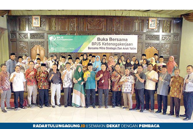 KOMPAK: Kepala Kantor Cabang BPJS Ketenagakerjaan Blitar, Arie Fianto S., foto bersama tamu undangan dari lingkup pemerintah setempat dan anak yatim. KOMPAK: Kepala Kantor Cabang BPJS Ketenagakerjaan Blitar, Arie Fianto S., foto bersama tamu undangan dari lingkup pemerintah setempat dan anak yatim.