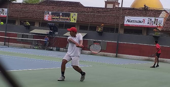 SERU: Pertandingan atlet tenis kelompok umur 35 cukup menarik. SERU: Pertandingan atlet tenis kelompok umur 35 cukup menarik.