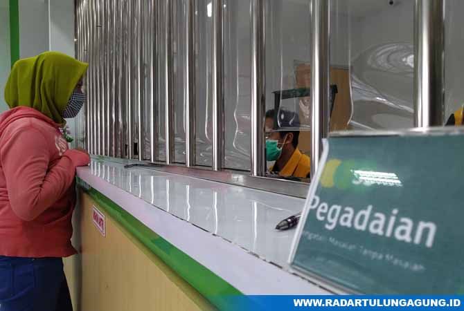 UNTUK KONSUMTIF : Salah seorang warga mengajukan gadai di Kantor Penggadaian Cabang Tulungagung, kemarin.