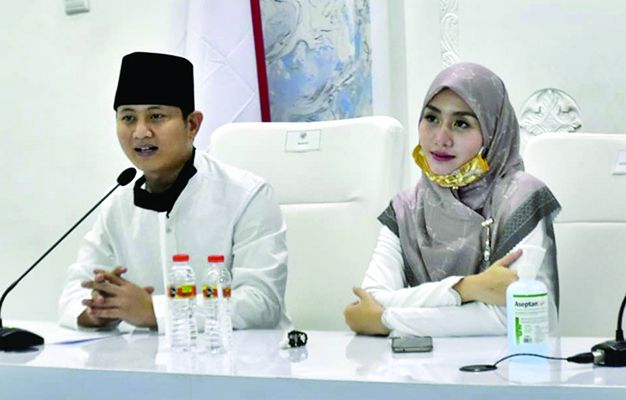 Bupati Mochamad Nur Arifin beserta istri. Bupati Mochamad Nur Arifin beserta istri.