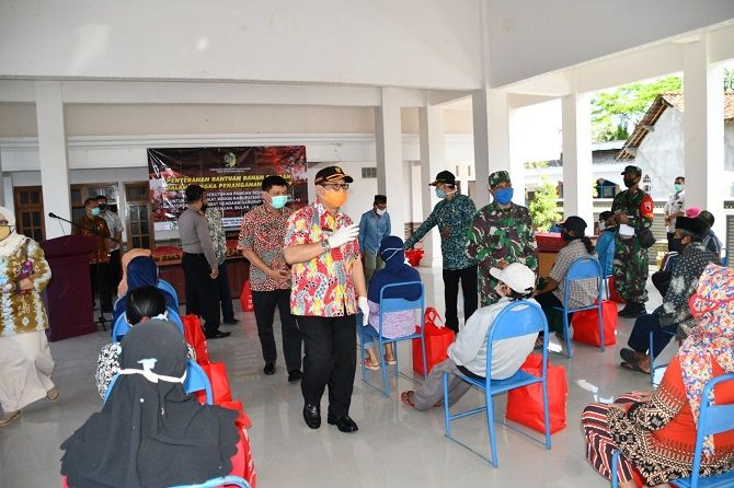 PEDULI SESAMA : Bupati Maryoto menyapa warga terdampak Covid-19 saat di Balai Desa Nyawangan, Kecamatan Sendang PEDULI SESAMA : Bupati Maryoto menyapa warga terdampak Covid-19 saat di Balai Desa Nyawangan, Kecamatan Sendang