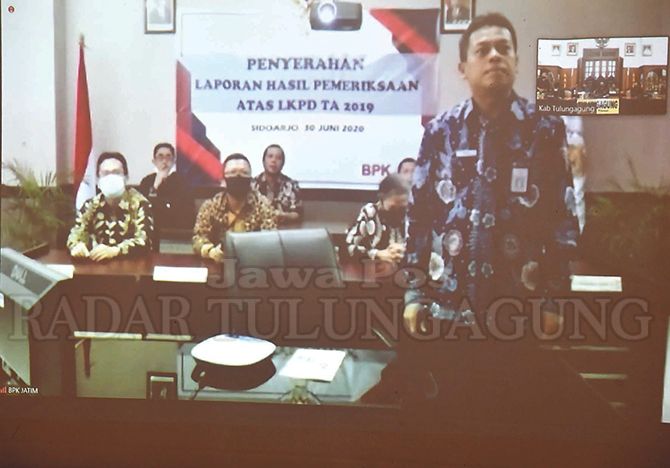 SELAMAT DAN SUKSES : Kepala BPK Perwakilan Jatim Joko Agus Setyono (batik biru) saat mengumumkan Laporan Hasil Pemeriksaan (LHP) atas Laporan Keuangan Pemerintah Daerah (LPKD) Tahun Anggaran 2019 kepa SELAMAT DAN SUKSES : Kepala BPK Perwakilan Jatim Joko Agus Setyono (batik biru) saat mengumumkan Laporan Hasil Pemeriksaan (LHP) atas Laporan Keuangan Pemerintah Daerah (LPKD) Tahun Anggaran 2019 kepa