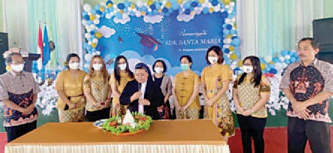 TETAP KHIDMAT: Proses pemotongan tumpeng saat dilakukan wisuda terbatas pada Jumat (3/7) lalu. TETAP KHIDMAT: Proses pemotongan tumpeng saat dilakukan wisuda terbatas pada Jumat (3/7) lalu.