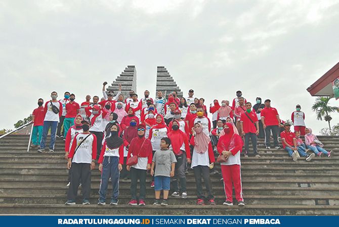 GUYUB: Keluarga besar UPT PPBK berpose bersama menjalin keakraban usai jalan sehat. GUYUB: Keluarga besar UPT PPBK berpose bersama menjalin keakraban usai jalan sehat.