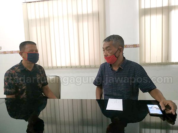 TINDAK LANJUT: Ketua Komisi I DPRD Kota Blitar Said Novandi (kanan) menerima penjelasan wali murid korban dugaan kecurangan PPDB SMA. TINDAK LANJUT: Ketua Komisi I DPRD Kota Blitar Said Novandi (kanan) menerima penjelasan wali murid korban dugaan kecurangan PPDB SMA.