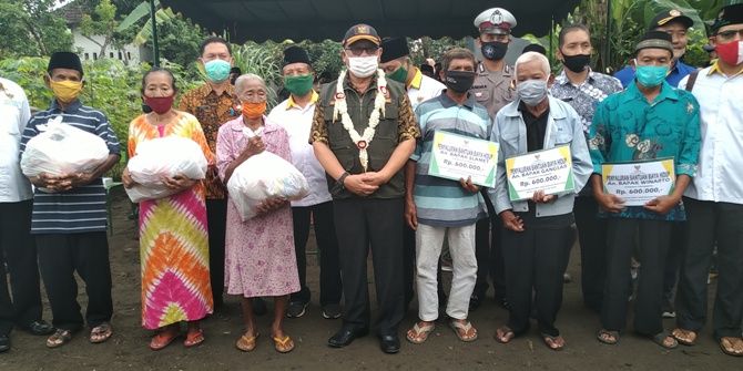 SEMOGA BERMANFAAT : Bupati Tulungagung Maryoto Birowo berfoto bersama penerima bantuan rumah layak huni dan sembako. SEMOGA BERMANFAAT : Bupati Tulungagung Maryoto Birowo berfoto bersama penerima bantuan rumah layak huni dan sembako.