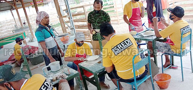 BUTUH KETERAMPILAN: Masyarakat Desa Kedungsigit tengah membuat piring di badan usaha desa setempat untuk menambah PADes. BUTUH KETERAMPILAN: Masyarakat Desa Kedungsigit tengah membuat piring di badan usaha desa setempat untuk menambah PADes.
