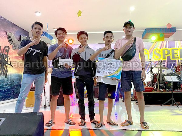 SEMANGAT: Momen-momen Gayu (dua dari kiri) dan PJ (paling kanan) mendapat juara I turnamen Moba ML beberapa waktu lalu. SEMANGAT: Momen-momen Gayu (dua dari kiri) dan PJ (paling kanan) mendapat juara I turnamen Moba ML beberapa waktu lalu.