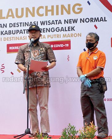 PROAKTIF: Kepala Disparbud Trenggalek Sunyoto didampingi Kepala Desa Depok Kecamatan Bendungan Sugeng Asmoro, saat menjelaskan proses tahapan pembukaan destinasi wisata sejak ditutup Maret lalu. PROAKTIF: Kepala Disparbud Trenggalek Sunyoto didampingi Kepala Desa Depok Kecamatan Bendungan Sugeng Asmoro, saat menjelaskan proses tahapan pembukaan destinasi wisata sejak ditutup Maret lalu.