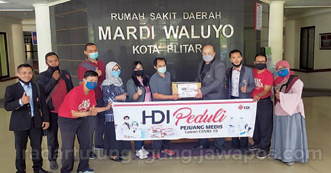 AKRAB: beberapa Leader HDI Blitar bersama dengan tenaga kesehatan di RSUD Mardi Waluyo Kota Blitar kemarin. AKRAB: beberapa Leader HDI Blitar bersama dengan tenaga kesehatan di RSUD Mardi Waluyo Kota Blitar kemarin.