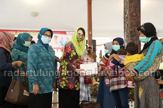 SAYANG ANAK: Ketua Forikan Jatim, Arumi Bachsin Emil Dardak, didampingi Ketua Forikan Kabupaten Blitar Ninik Rijanto memberikan bantuan berupa olahan ikan kepada masyarakat. SAYANG ANAK: Ketua Forikan Jatim, Arumi Bachsin Emil Dardak, didampingi Ketua Forikan Kabupaten Blitar Ninik Rijanto memberikan bantuan berupa olahan ikan kepada masyarakat.