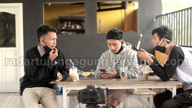 DISKUSI: Sesi adegan obrolan ringan di sebuah kafe oleh tim A MAN 2 Blitar. DISKUSI: Sesi adegan obrolan ringan di sebuah kafe oleh tim A MAN 2 Blitar.