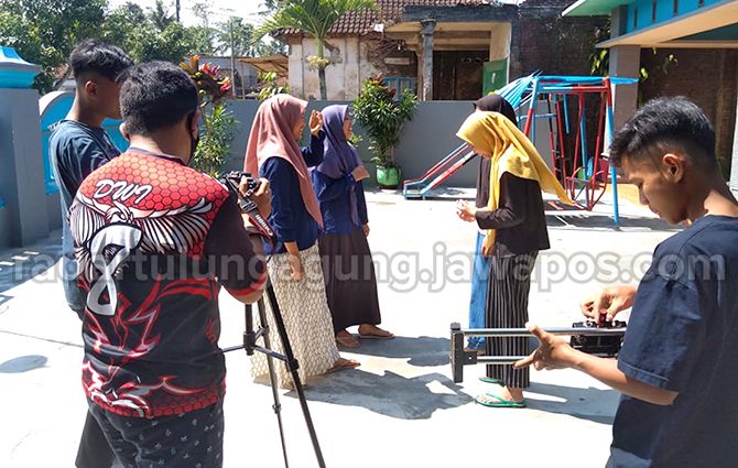 KOMPAK: Salah satu adegan dalam pengerjaan karya video tim A MA Nurul Islam Wates. KOMPAK: Salah satu adegan dalam pengerjaan karya video tim A MA Nurul Islam Wates.