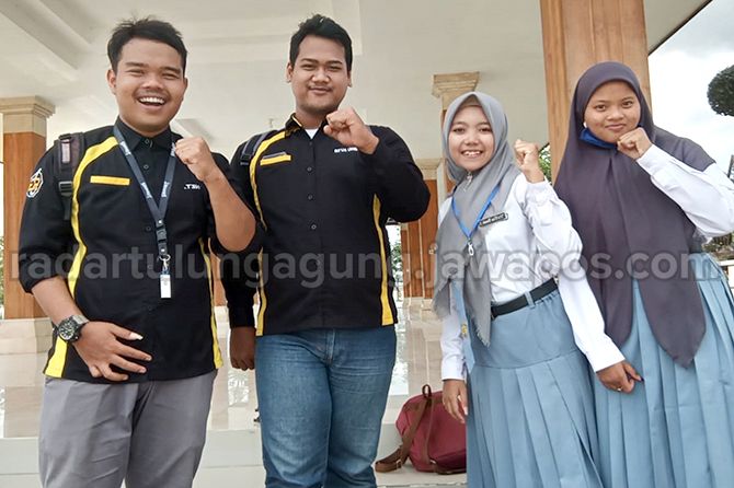 GERAK CEPAT: Tim SMKI Assalam Selopuro saat proses pengerjaan materi video. GERAK CEPAT: Tim SMKI Assalam Selopuro saat proses pengerjaan materi video.