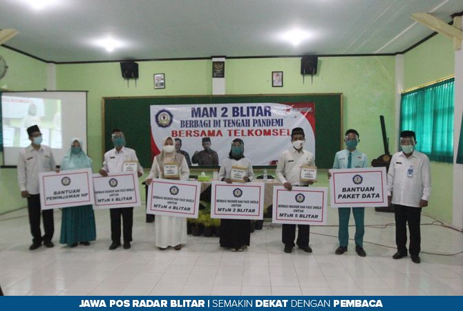 SIMBOLIS: Penyerahan bantuan masker, face shield, paket data dan peminjaman smartphone di Aula MAN 2 Blitar, Rabu (9/9). SIMBOLIS: Penyerahan bantuan masker, face shield, paket data dan peminjaman smartphone di Aula MAN 2 Blitar, Rabu (9/9).