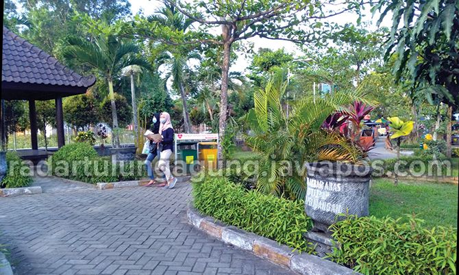 HARUS DIJAGA: Masyarakat ketika bermain di Agro Prak yang merupakan salah satu upaya penyediaan RTH untuk menjaga lingkungan hidup.