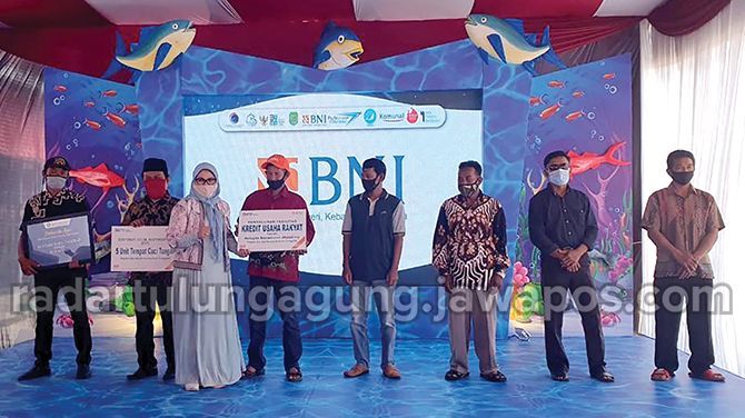 MENYENTUH: Momen-momen usai Head Of Regional BNI Kantor Wilayah Malang Beby Lolita Indriani menyerahkan bantuan secara simbolis ke nelayan PPN Prigi. MENYENTUH: Momen-momen usai Head Of Regional BNI Kantor Wilayah Malang Beby Lolita Indriani menyerahkan bantuan secara simbolis ke nelayan PPN Prigi.