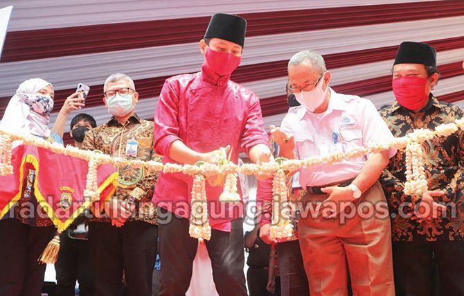 RESMI DIBUKA: Bupati Arifin menggunting melati menandai dibukanya Gerai Nelayan Berdaulat Madani Mart RESMI DIBUKA: Bupati Arifin menggunting melati menandai dibukanya Gerai Nelayan Berdaulat Madani Mart