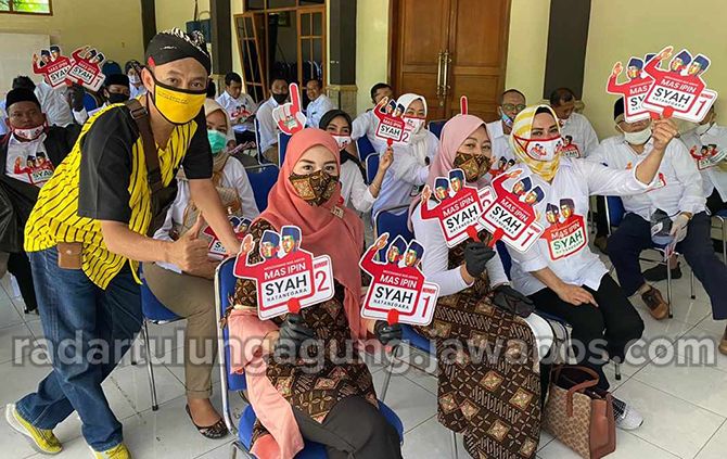 SEMANGAT: Istri Mas Ipin dan istri Syah beserta tim yang juga memberi semangat dan bersuka cita atas nomor urut yang didapat. SEMANGAT: Istri Mas Ipin dan istri Syah beserta tim yang juga memberi semangat dan bersuka cita atas nomor urut yang didapat.
