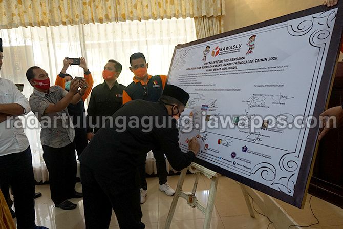 TERUS AWASI : Ketua Bawaslu Trenggalek membubuhkan tandatangan pada pakta integritas sebagai saksi setelah para paslon juga tim pemenangan. TERUS AWASI : Ketua Bawaslu Trenggalek membubuhkan tandatangan pada pakta integritas sebagai saksi setelah para paslon juga tim pemenangan.