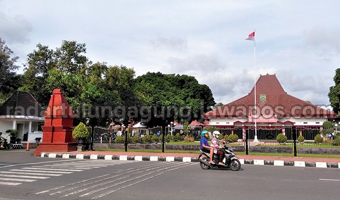 TINGGALKAN PENDAPA: Kondisi Pendapa Manggala Praja Nugraha yang mulai hari ini sementara waktu harus ditinggalkan bupati karena telah memasuki masa kampanye. TINGGALKAN PENDAPA: Kondisi Pendapa Manggala Praja Nugraha yang mulai hari ini sementara waktu harus ditinggalkan bupati karena telah memasuki masa kampanye.