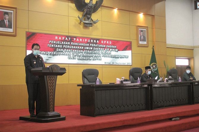 LUGAS: Pjs Wali Kota Blitar Jumadi menyampaikan penjelasan atas ranperda PDAM dan BPR LUGAS: Pjs Wali Kota Blitar Jumadi menyampaikan penjelasan atas ranperda PDAM dan BPR