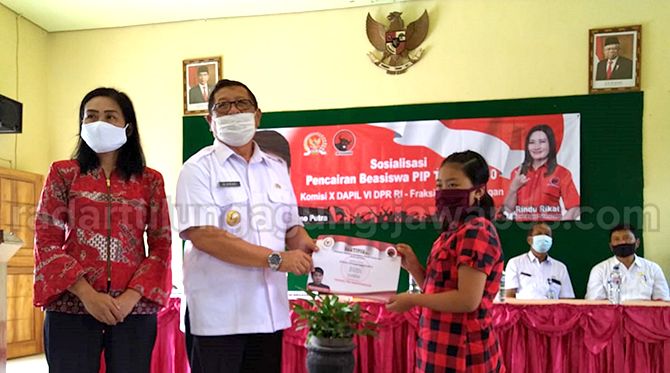 SEMOGA BERMANFAAT : Bupati Tulungagung, Maryoto Birowo menyerahkan Kartu Indonesia Pintar (KIP) kepada salah satu penerima. SEMOGA BERMANFAAT : Bupati Tulungagung, Maryoto Birowo menyerahkan Kartu Indonesia Pintar (KIP) kepada salah satu penerima.