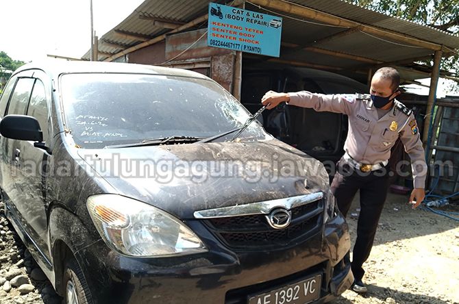 PARAH : Petugas Unit Laka Lantas Polres Tulungagung menunjukkan salah satu kendaraan yang rusak akibat laka lantas. PARAH : Petugas Unit Laka Lantas Polres Tulungagung menunjukkan salah satu kendaraan yang rusak akibat laka lantas.