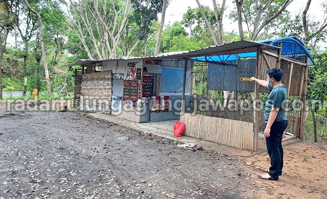 MENINJAU: Seorang petugas yang sedang mengolah TKP penyekapan terhadap sopir di Desa Gading, Kecamatan Suruh, beberapa waktu lalu. MENINJAU: Seorang petugas yang sedang mengolah TKP penyekapan terhadap sopir di Desa Gading, Kecamatan Suruh, beberapa waktu lalu.