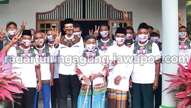 DUKUNGAN : Syah M. Nata Negara saat menyapa warga di Desa Winong Kecamatan Tugu dan meminta doa restu atas pencalonan keduanya. DUKUNGAN : Syah M. Nata Negara saat menyapa warga di Desa Winong Kecamatan Tugu dan meminta doa restu atas pencalonan keduanya.