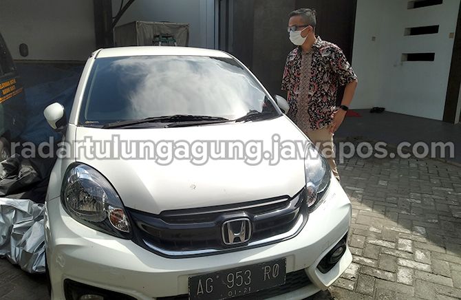 SITA: Agung menunjukkan mobil Honda Brio milik DH yang diamankan di Kejari Tulungagung. SITA: Agung menunjukkan mobil Honda Brio milik DH yang diamankan di Kejari Tulungagung.